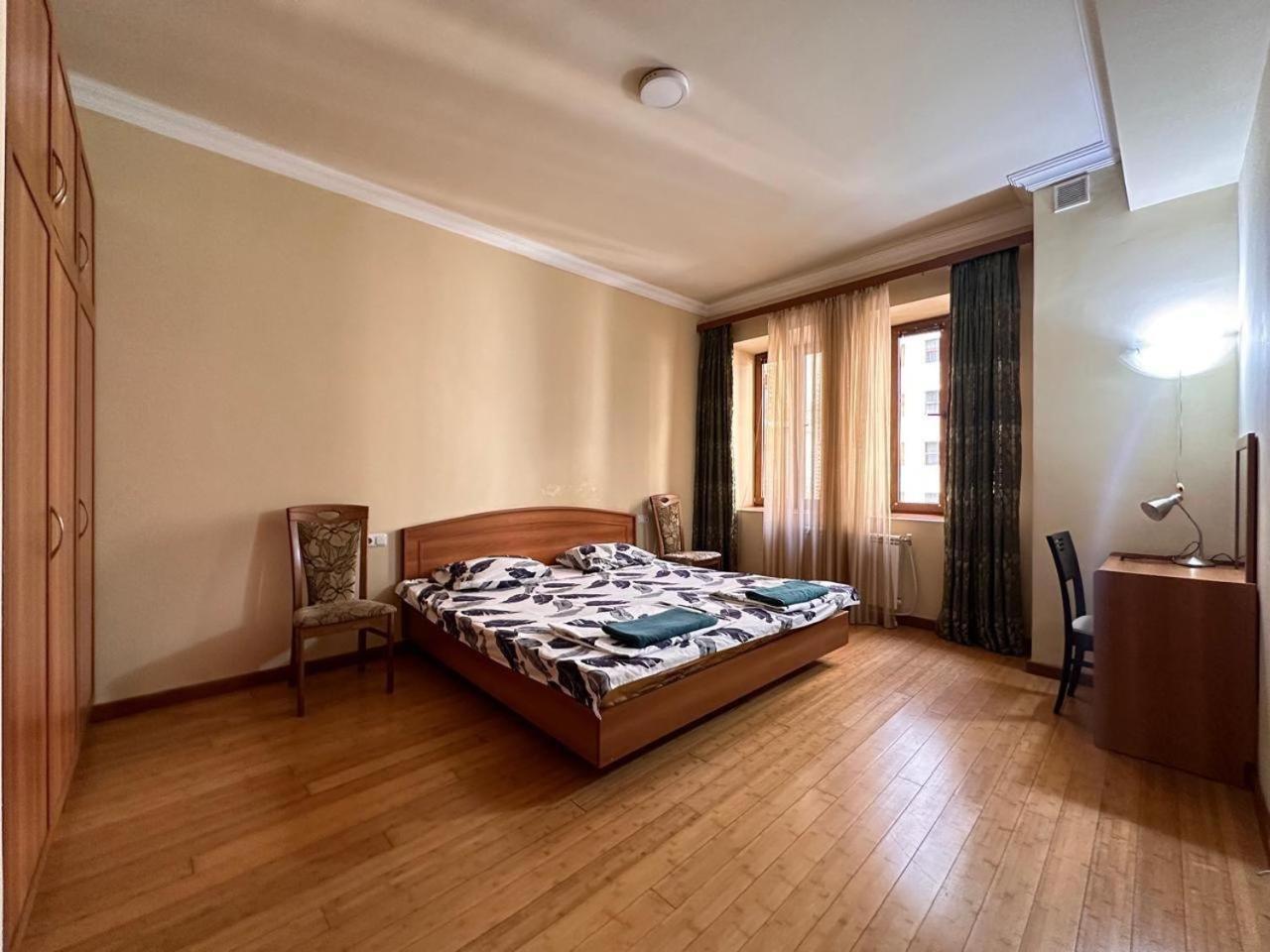 Hotel & Apartments California Yerevan Ngoại thất bức ảnh