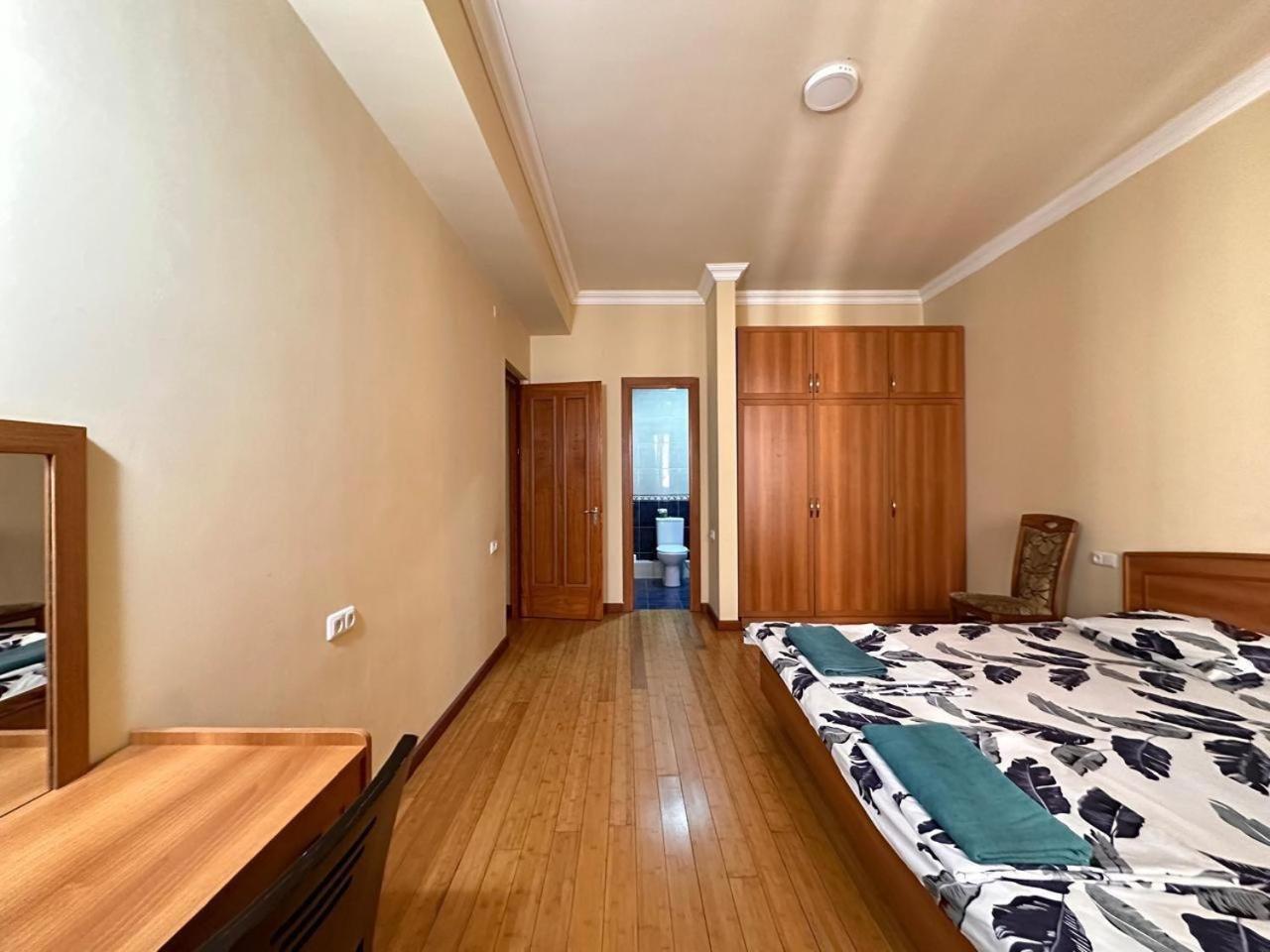 Hotel & Apartments California Yerevan Ngoại thất bức ảnh