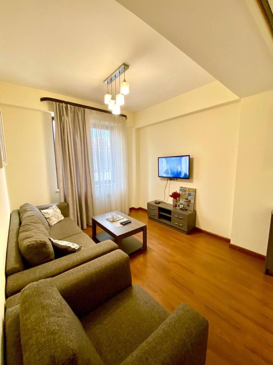 Hotel & Apartments California Yerevan Ngoại thất bức ảnh