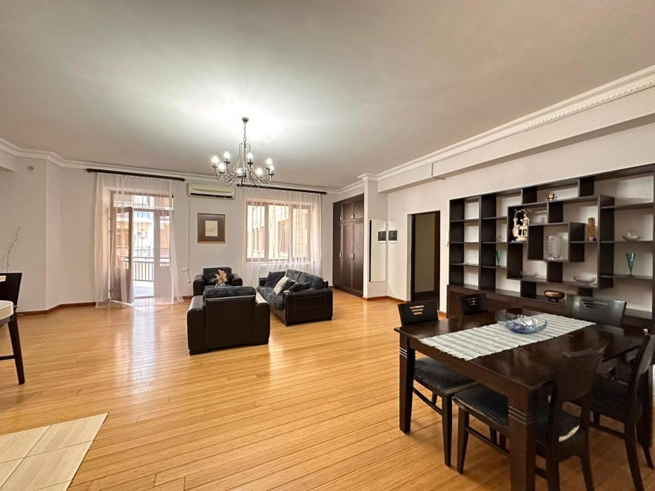 Hotel & Apartments California Yerevan Ngoại thất bức ảnh