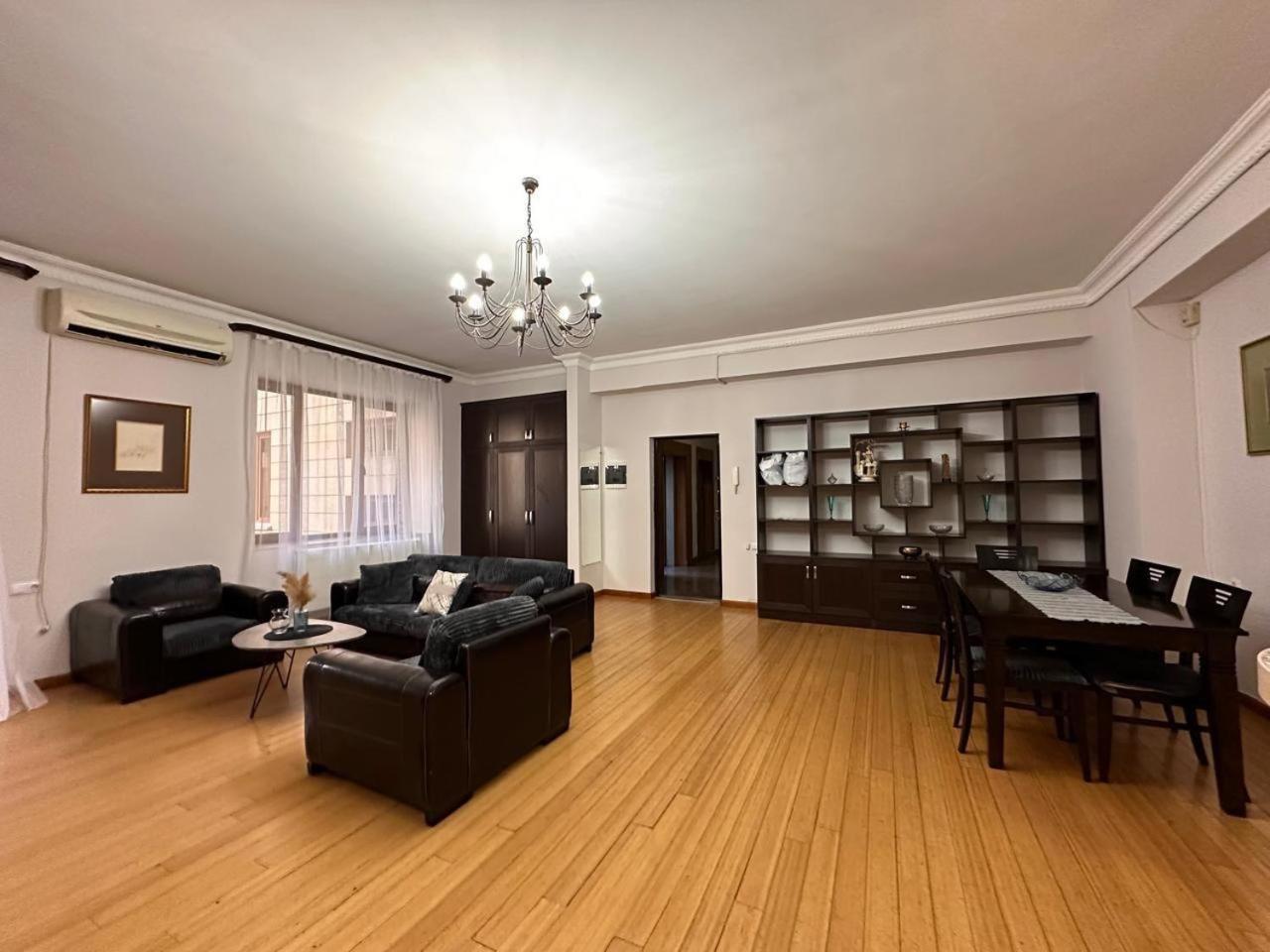 Hotel & Apartments California Yerevan Ngoại thất bức ảnh