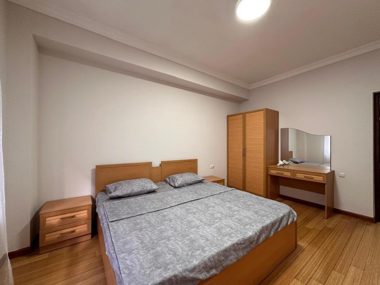 Hotel & Apartments California Yerevan Ngoại thất bức ảnh