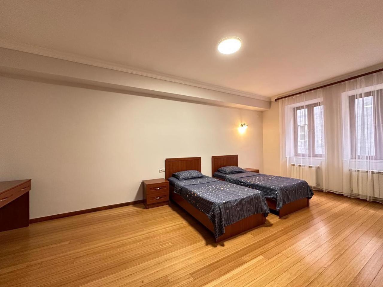 Hotel & Apartments California Yerevan Ngoại thất bức ảnh
