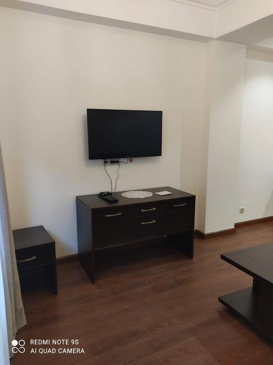 Hotel & Apartments California Yerevan Ngoại thất bức ảnh