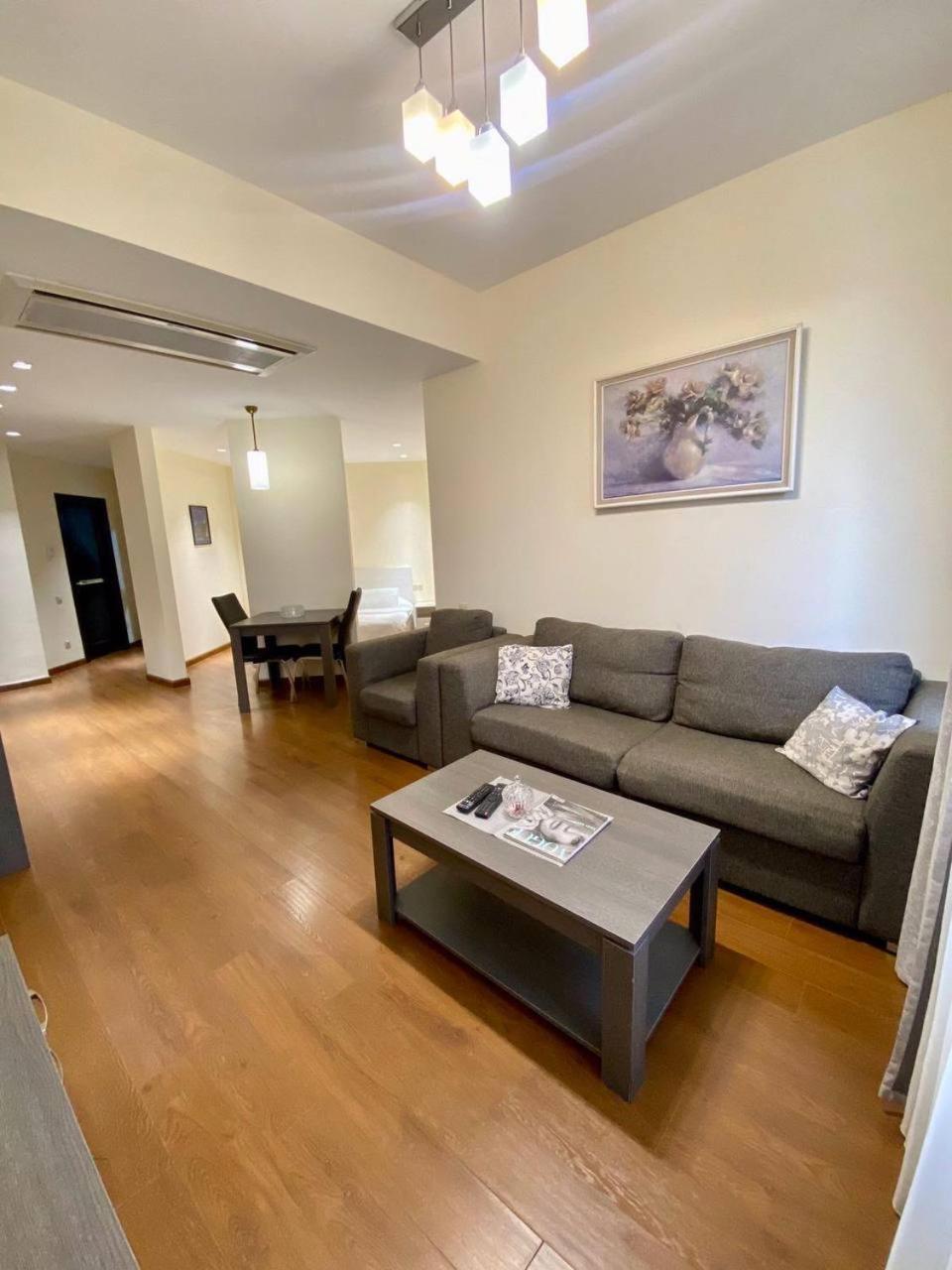 Hotel & Apartments California Yerevan Ngoại thất bức ảnh