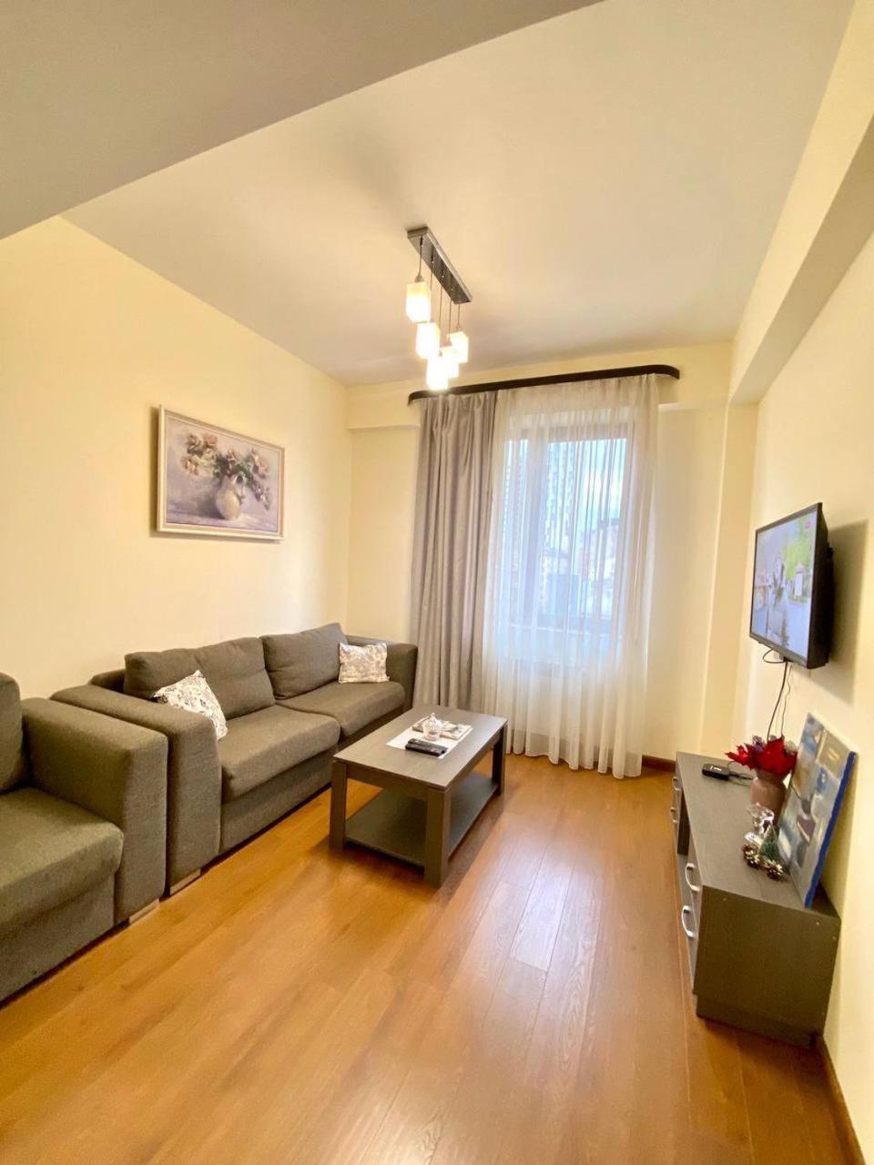 Hotel & Apartments California Yerevan Ngoại thất bức ảnh