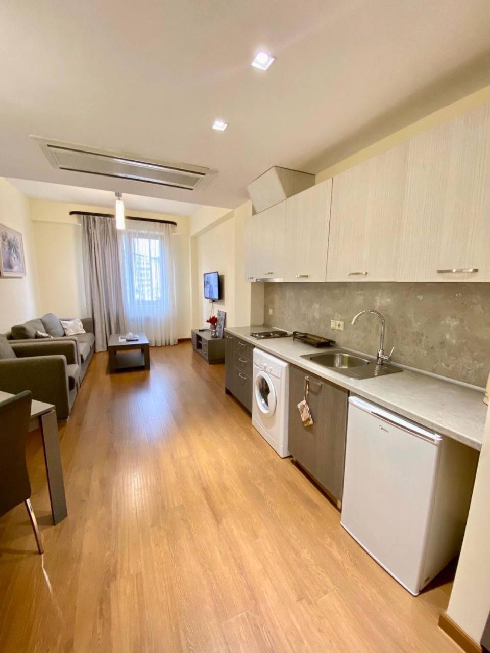 Hotel & Apartments California Yerevan Ngoại thất bức ảnh