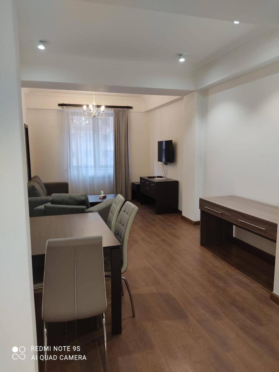 Hotel & Apartments California Yerevan Ngoại thất bức ảnh