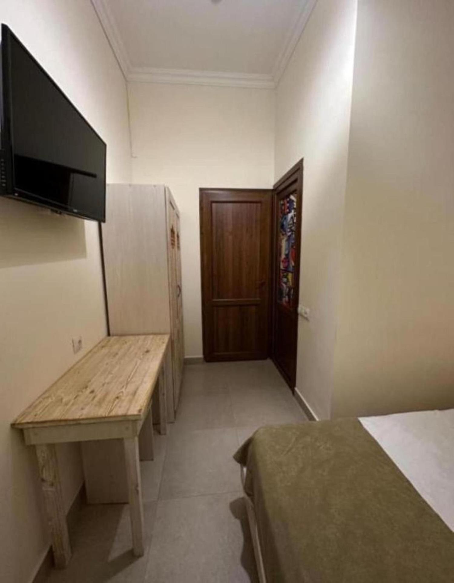 Hotel & Apartments California Yerevan Ngoại thất bức ảnh
