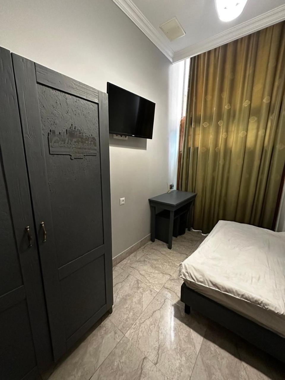 Hotel & Apartments California Yerevan Ngoại thất bức ảnh